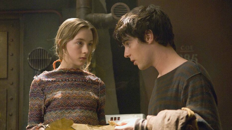 Saoirse Ronan en Harry Treadaway in City of Ember
