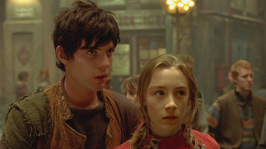 Harry Treadaway en Saoirse Ronan in City of Ember