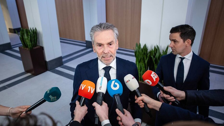 Dick Schoof voor de pers.