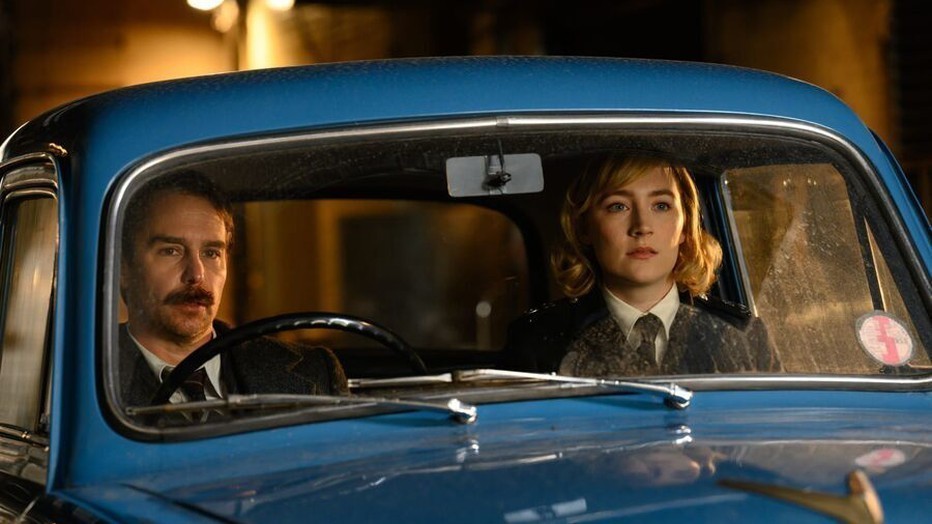 Saoirse Ronan en Sam Rockwell in See How They Run