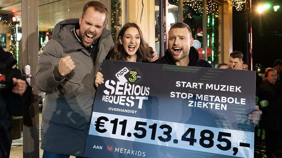  Barend van Deelen, Sophie Hijlkema en Wijnand Speelman onthullen de totaalopbrengst na het verlaten van het Glazen Huis. 