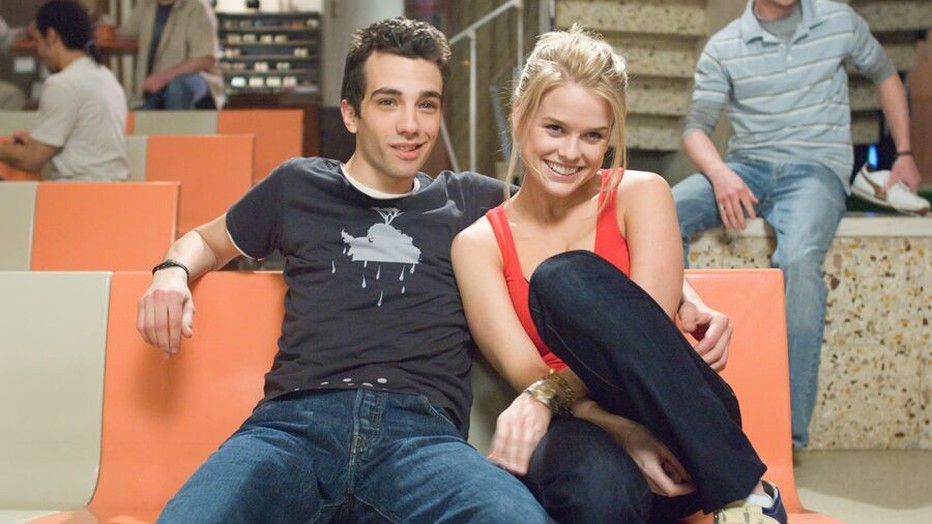 Alice Eve en Jay Baruche in She's Out of My League