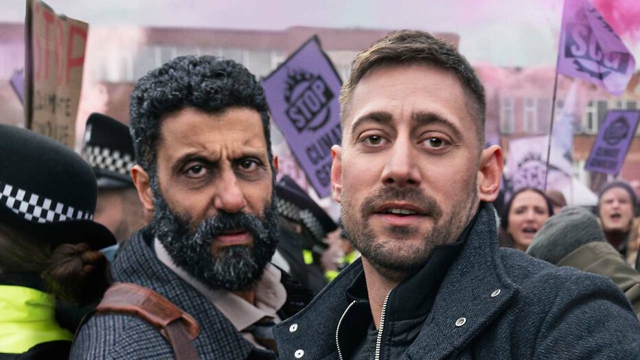 Adeel Akhtar (Sam) en Michael Socha (Justin) in Showtrial