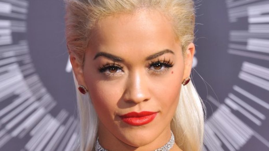 Twitter ontploft door decolleté Rita Ora Twitter ontploft door decolleté Rita Ora