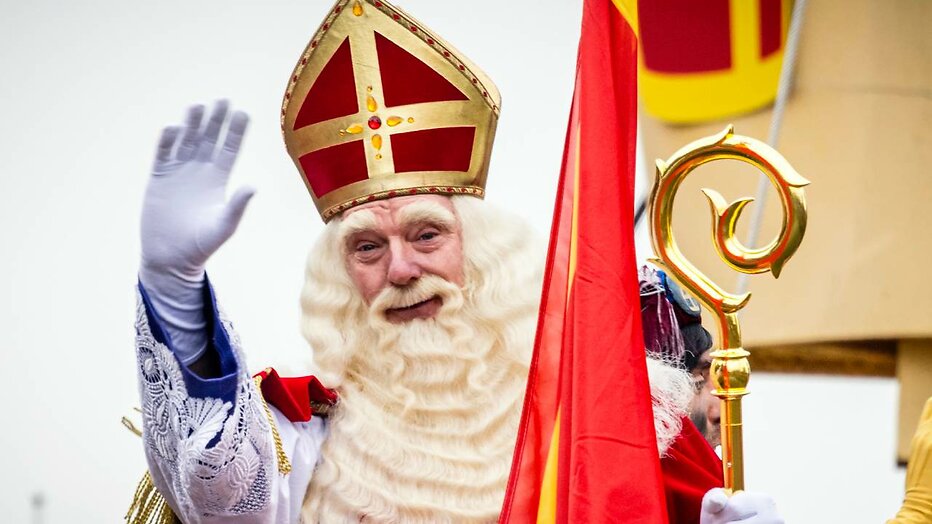 Sinterklaas komt aan met de stoomboot