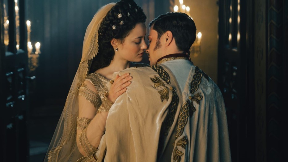 Dominique Devenport en Jannik Schümann in Sisi