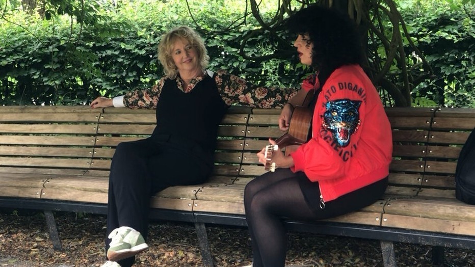 Luizenmoeder-Meral Polat haalt muzikale herinneringen op Luizenmoeder-Meral Polat haalt muzikale herinneringen op