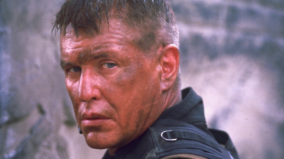 Tom Berenger als Thomas Beckett in Sniper 2