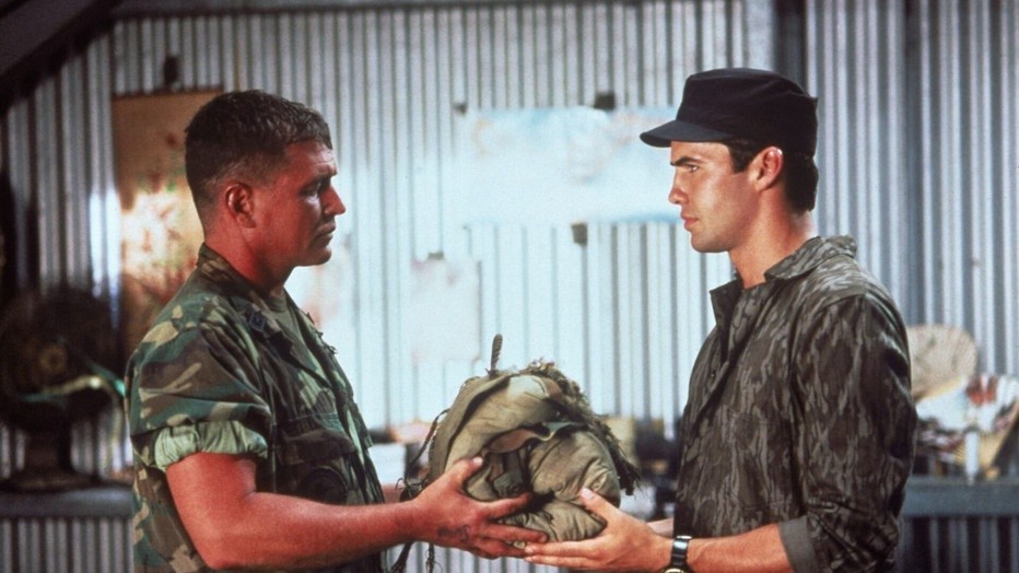 Tom Berenger en Billy Zane in Sniper