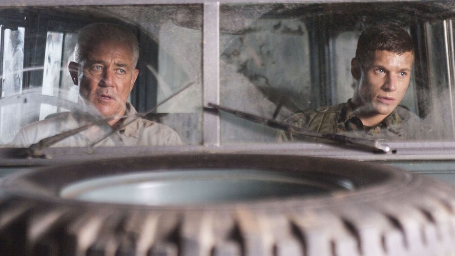 Patrick Lyster en Chad Michael Collins in Sniper: Reloaded