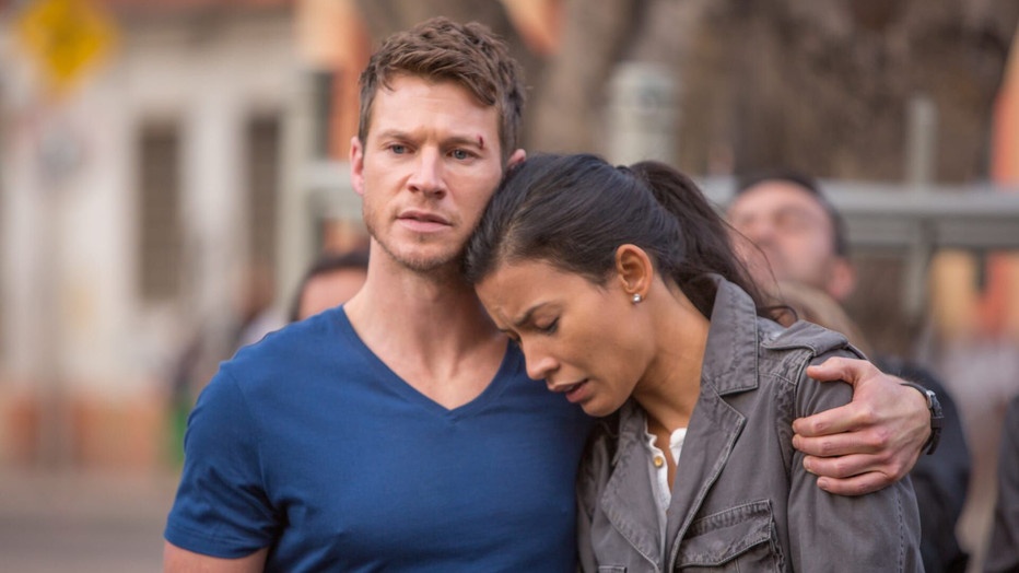 Chad Michael Collins en Danay García in Sniper: Ultimate Kill 