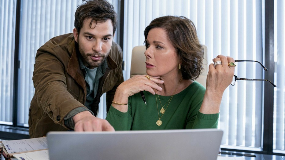 Skylar Astin en Marcia Gay Harden in So Help me Todd