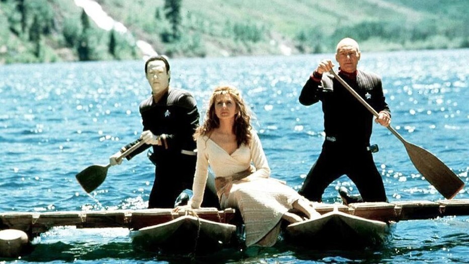 Patrick Stewart en overige castleden in Star Trek: Insurrection