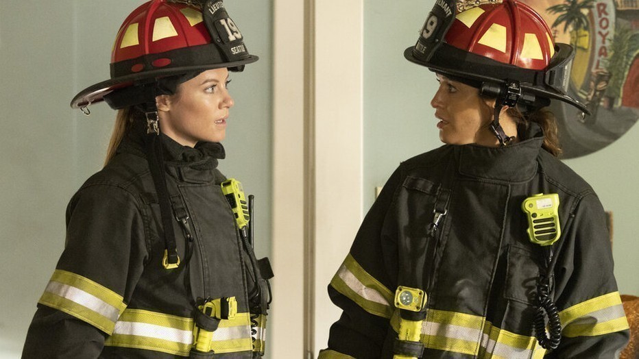 Danielle Savre als Maya Bishop en Jaina Lee Ortiz als Andy Herrera Danielle Savre als Maya Bishop en Jaina Lee Ortiz als Andy Herrera