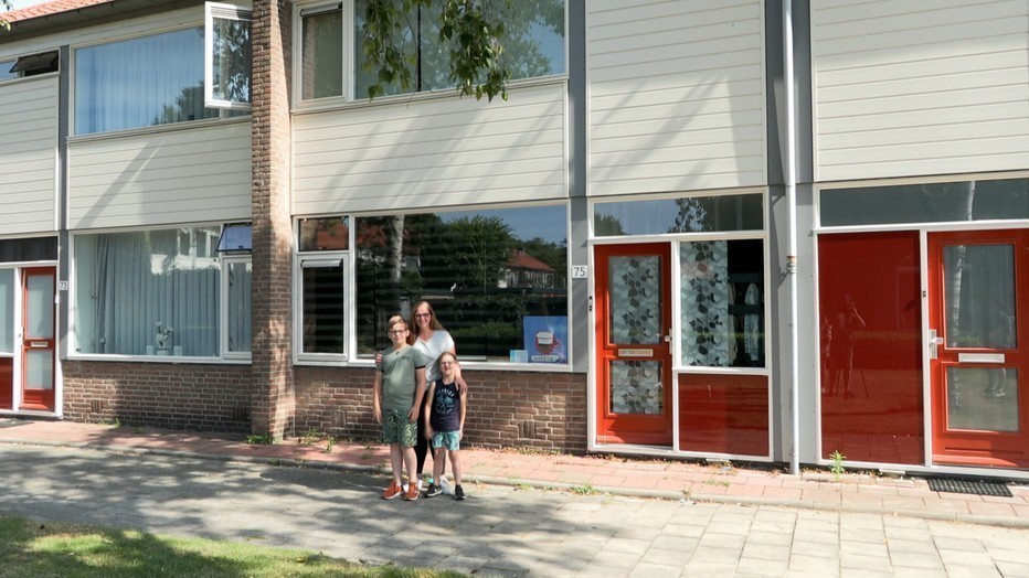 Sabrina en haar twee zoontjes in Steenrijk, Straatarm Sabrina en haar twee zoontjes in Steenrijk, Straatarm
