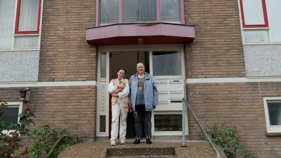 Moeder Karin en haar dochter Noa in Steenrijk, Straatarm Moeder Karin en haar dochter Noa in Steenrijk, Straatarm