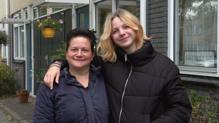 Christa & Mandy Kortekaas in Steenrijk, Straatarm