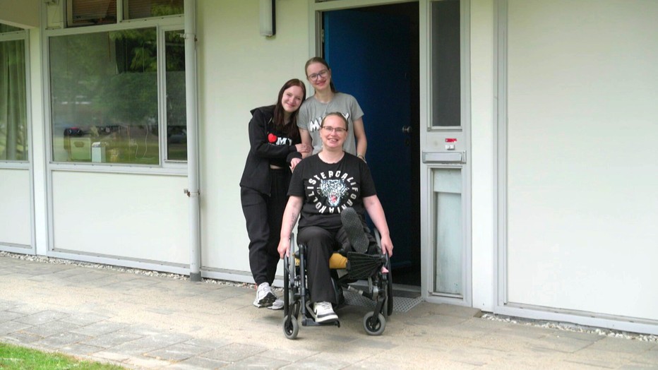 Stephanie, Jennifer en Zoë in Steenrijk, Straatarm