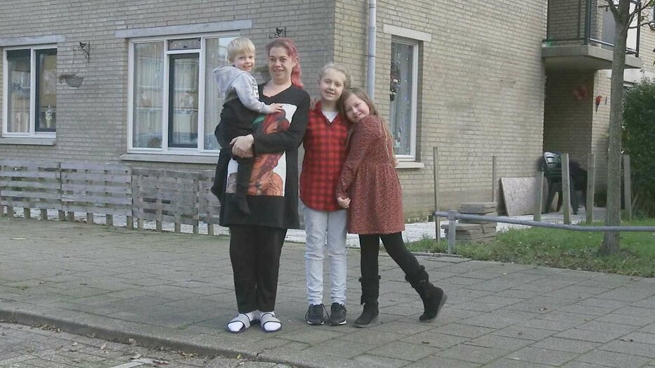 Barbara en haar gezin in Steenrijk, Straatarm Barbara en haar gezin in Steenrijk, Straatarm