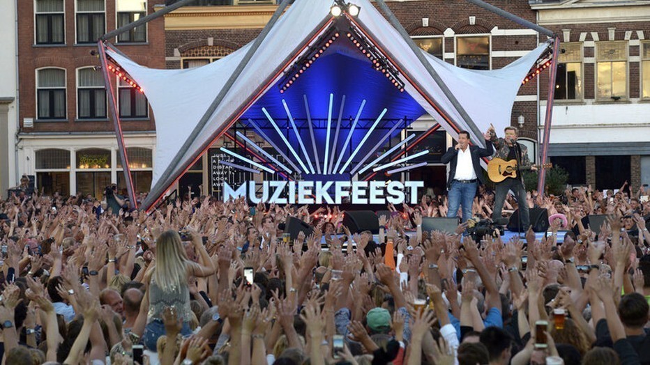 Rapper Donnie zingt op het Muziekfeest Rapper Donnie zingt op het Muziekfeest