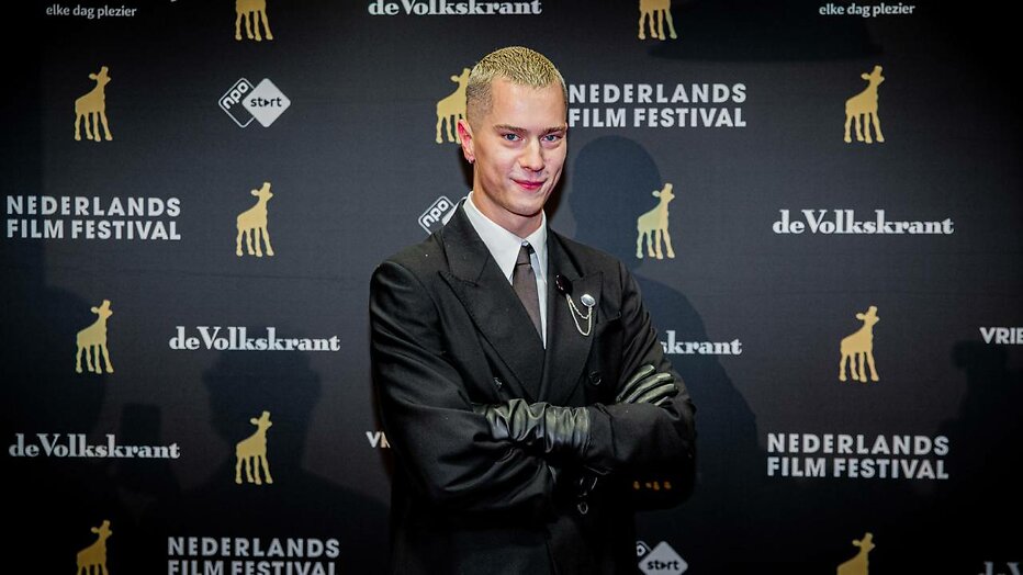 Stijn de Vries op de rode loper bij de Gouden Kalveren. 