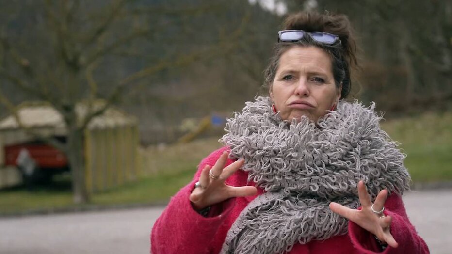 Claudia doet voor hoe de stuwdam breekt.