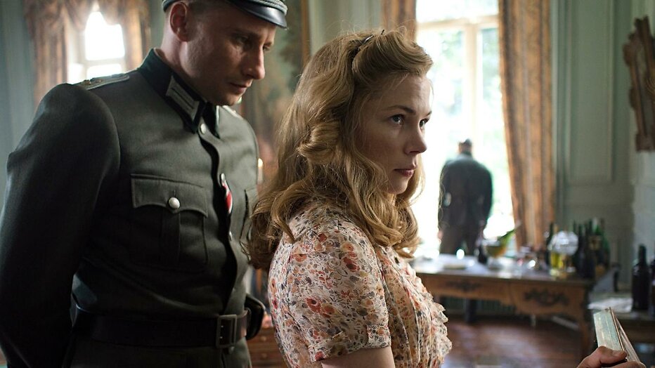 Michelle Williams en Matthias Schoenaerts in Suite Française