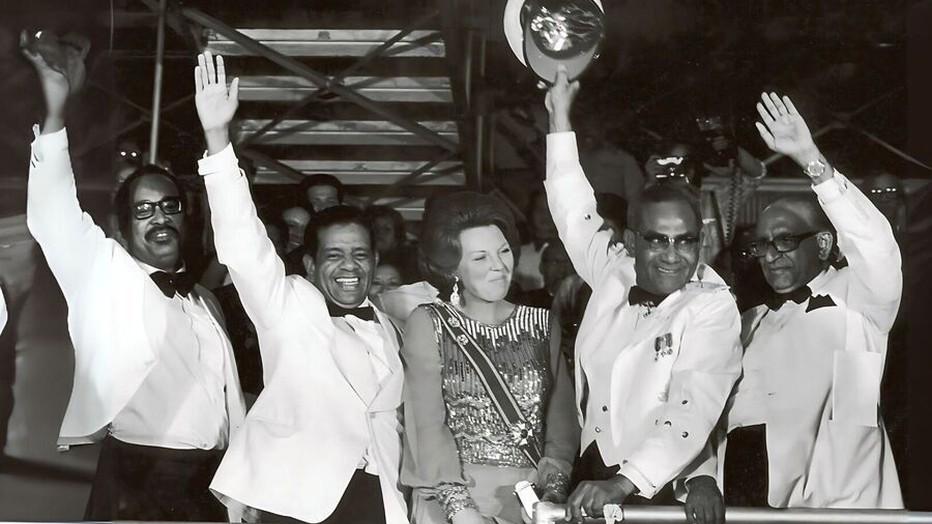 Prinses Beatrix in Suriname - 50 Jaar Tussen Zorg en Hoop