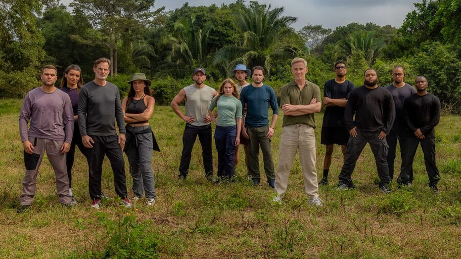 De deelnemers van Survive Your Family met Art Rooijakkers