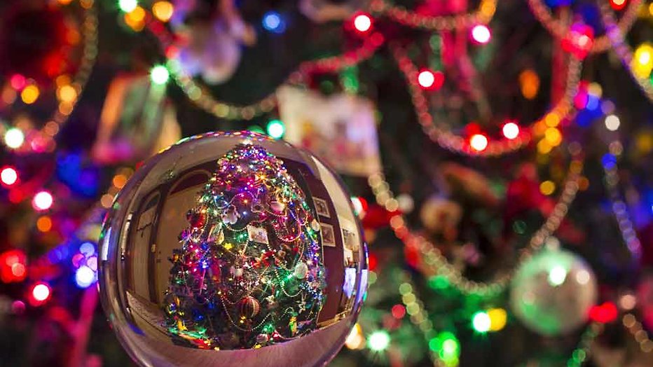 Sylvie versiert alweer kerstboom op naaldhakken