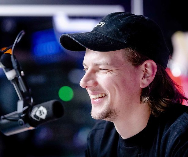 Alle radiozenders draaien You'll Never Walk Alone