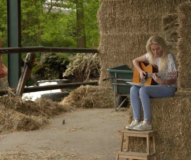 Miss Montreal helpt mensen met persoonlijke muziek in nieuw programma