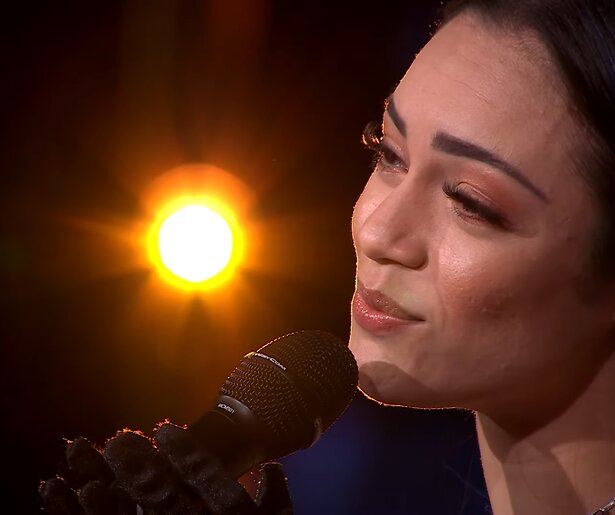 Sarita Lorena verrast Claudia de Breij met Portugese versie Mag Ik Dan Bij Jou