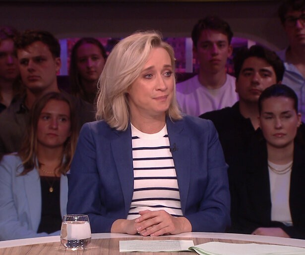 Eva Jinek in tranen tijdens emotioneel gesprek over pleegzorg in haar talkshow