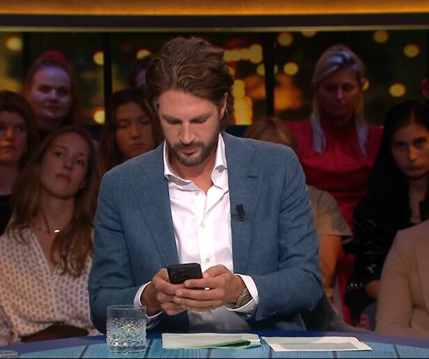 Renze Klamer onthult waarom hij zijn telefoon gebruikte tijdens talkshow