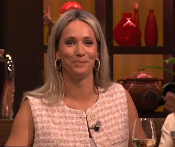 De TV van gisteren: Talkshow De Oranjezondag gaat goed van start