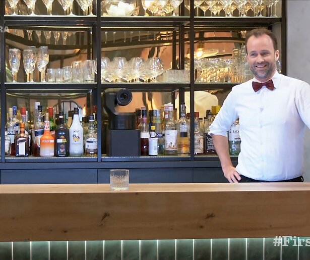 De TV van gisteren: Kijkers spotten Victor lookalike achter de bar in First Dates