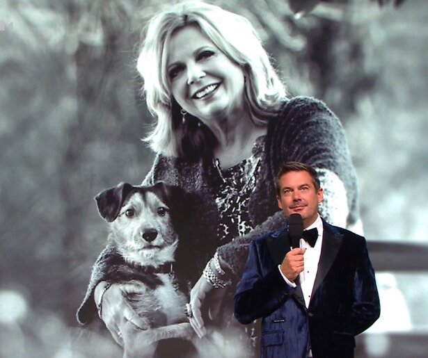 Kijkers geraakt door eerbetoon aan Loretta Schrijver in The Masked Singer