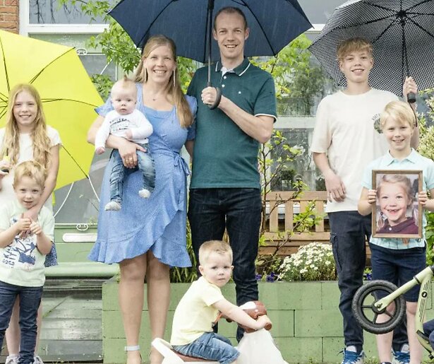 Familie Blom (Een Huis Vol) maakt emotionele fietstocht 