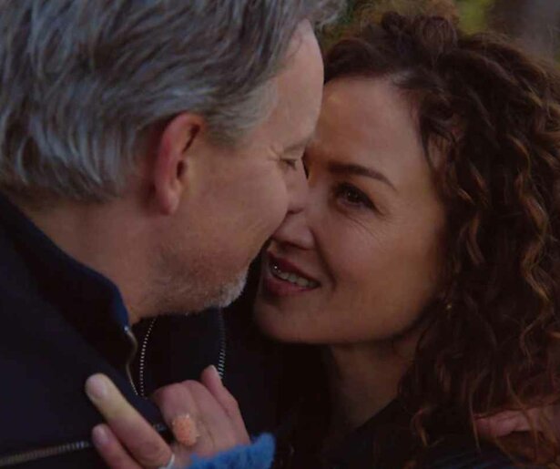 Emotioneel vertrek in GTST: Jessica (Katja Schuurman) neemt afscheid van Julian