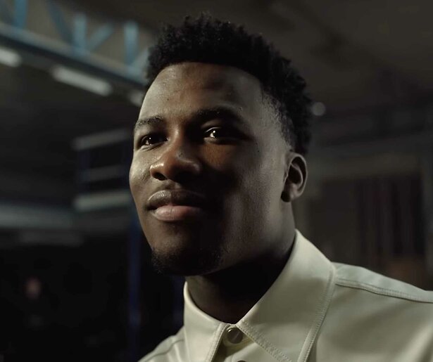 Terugkijken: Claude zingt 'C'est La Vie' voor het eerst voor groot publiek