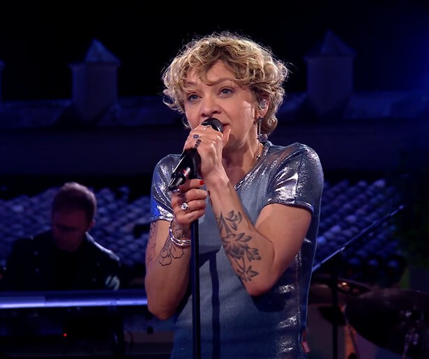 Terugkijken: Jacqueline Govaert maakt indruk met 'Mama Huil Niet' voor Typhoon in Beste Zangers