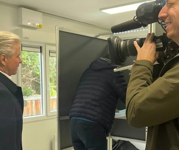 Dries Roelvink teruggefloten bij stembureau en Tijs van den Brink: 'Dit mag niet' 