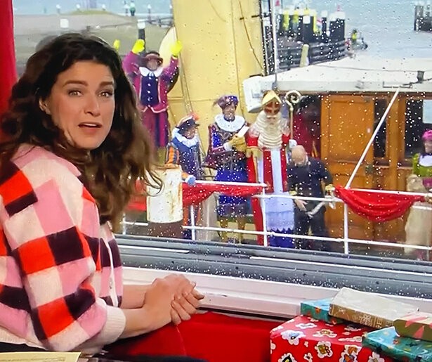 Sinterklaas aangekomen op Texel ondanks weersomstandigheden en 'zeemonster'