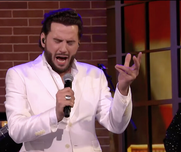 Terugkijken: Bouke Scholten schittert met ‘An American Trilogy’ in RTL Tonight (video)