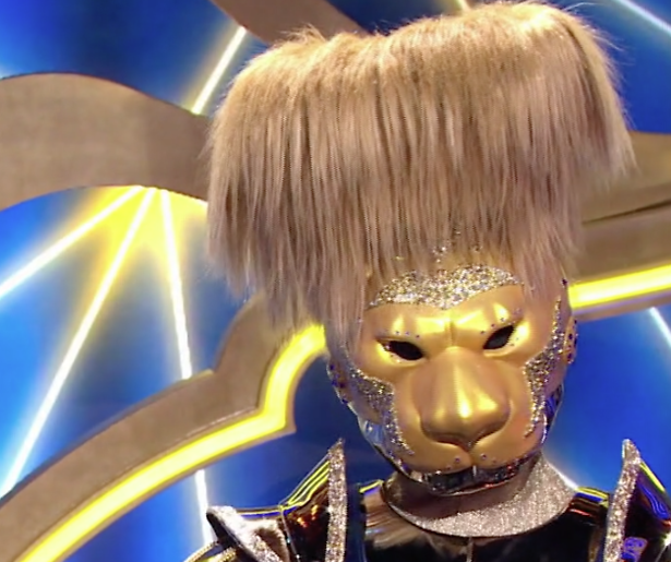 Videosnack: Draagt de Leeuw een gele zwembroek in The Masked Singer?