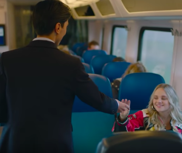 Ali B knipoogt naar trein-uitspraken Thierry Baudet in nieuwe videoclip