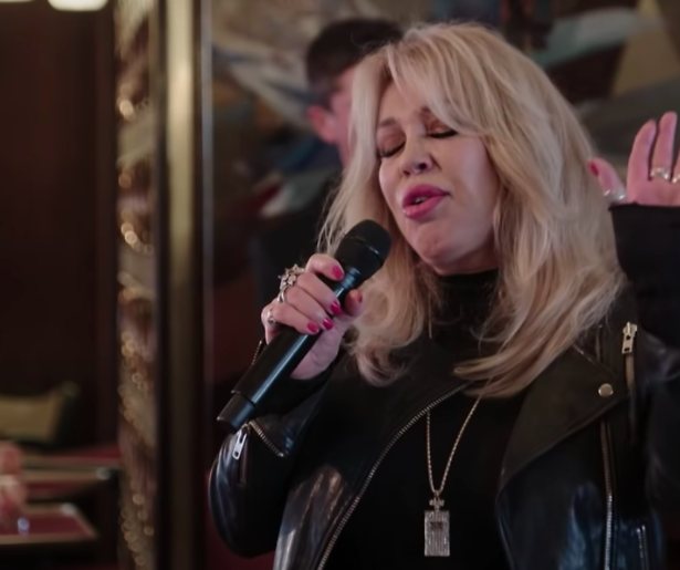 Kijkers dolenthousiast over Patricia Paay's versie van 'Op Me Monnie' 