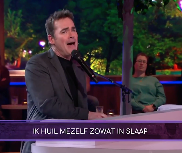 Zien! Jeroen van der Boom zingt liedje voor criticasters van VI