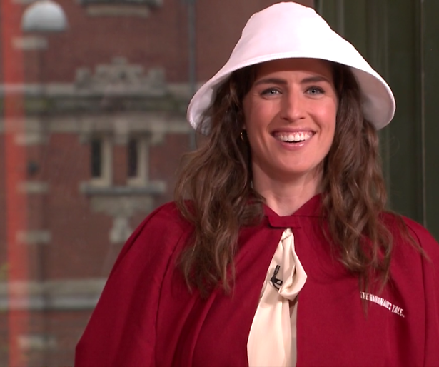 Marieke Elsinga als Handmaid achter de Boulevard-desk